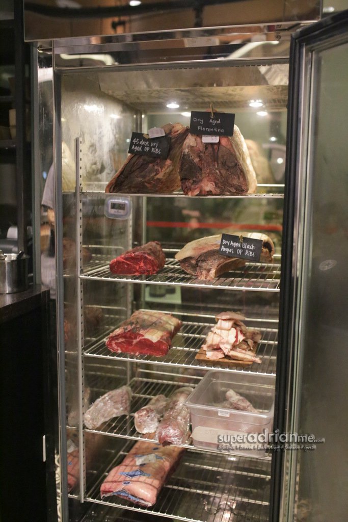 Beef showcase chiller